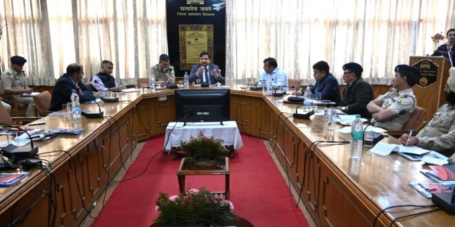 सड़क सुरक्षा सुनिश्चित करने के लिए सभी विभाग आपसी समन्वय के साथ करें काम – उपायुक्त