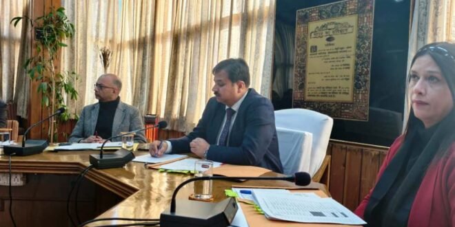 उपायुक्त ने कानूनगो पटवारी को लगाई लेटलतीफी पर फटकार