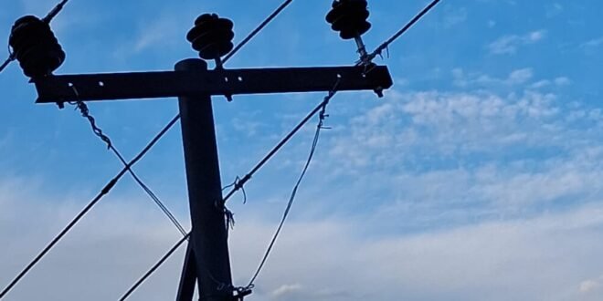 चौपाल में बिजली विभाग चौपाल की बिजली ठीक करने में जुटा