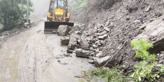 चौपाल शिमला मुख्य मार्ग पर चट्टाने और पेड़ गिरने से बाधित सड़क  यातायात के लिए बहाल