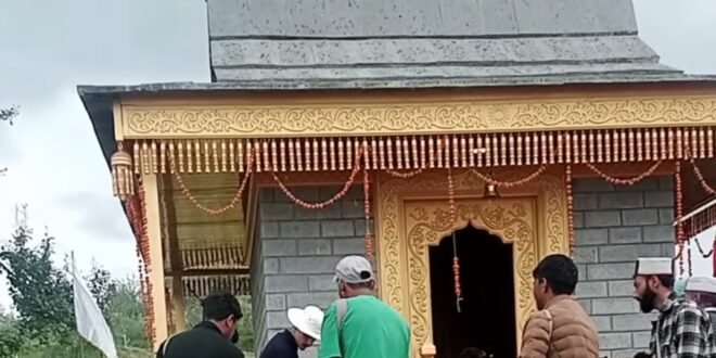 चौपाल के डिंकर गांव में शिरगुल महाराज का नवनिर्मित मंदिर पहाड़ी शैली से तैयार